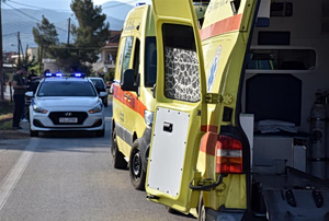 Σοβαρό ατύχημα στην Kόρινθο: Αυτοκίνητο «καβάλησε» πεζοδρόμιο και «μπούκαρε» σε καφενείο (pic/vid)