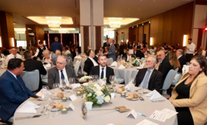 Γεωργιάδης, Ανδρουλάκης και Κωνσταντοπούλου βρέθηκαν στο ίδιο τραπέζι – Αμηχανία σε εκδήλωση και σχόλια