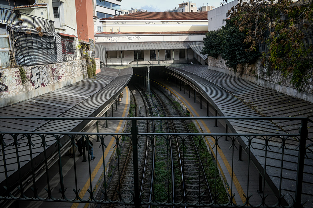 Έπεσε δέντρο στις γραμμές του ΗΣΑΠ στο Θησείο – Διακοπή της κυκλοφορίας σε 3 σταθμούς