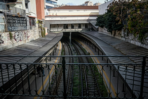 Έπεσε δέντρο στις γραμμές του ΗΣΑΠ στο Θησείο – Διακοπή της κυκλοφορίας σε 3 σταθμούς