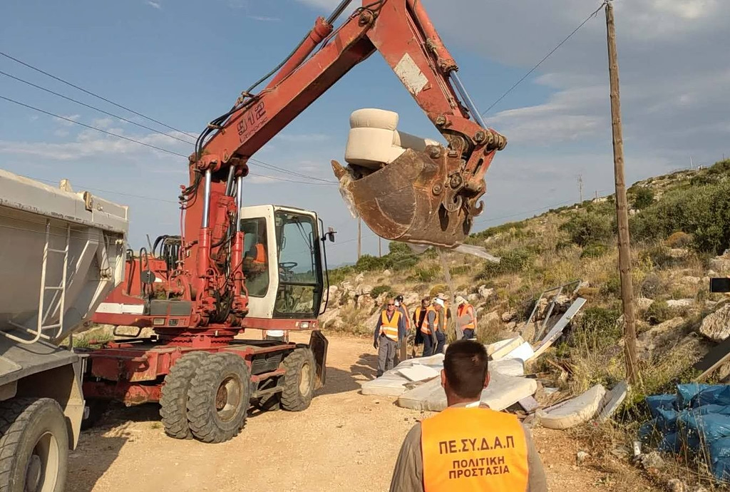 Καθαρίζουν το όρος Αιγάλεω από τόνους απορριμμάτων ενόψει της αντιπυρικής περιόδου