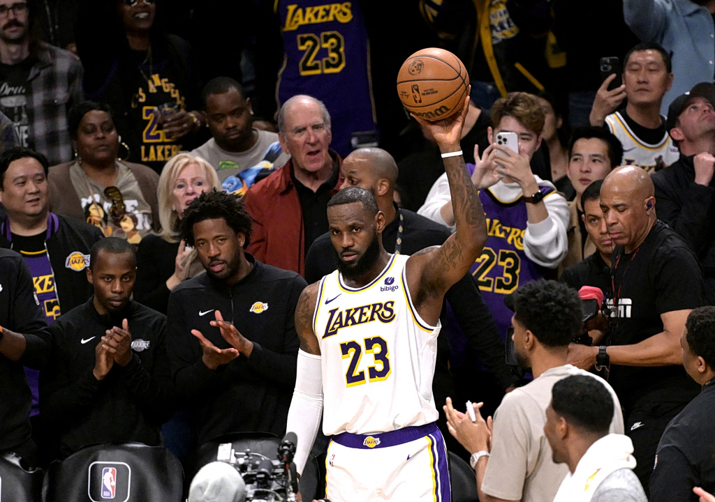 «Σεισμός» στο NBA: Ο ΛεΜπρόν αποχωρεί από τους Λέικερς – Ένα βήμα από τους Γουόριορς