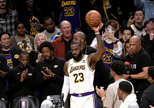 «Σεισμός» στο NBA: Ο ΛεΜπρόν αποχωρεί από τους Λέικερς – Ένα βήμα από τους Γουόριορς