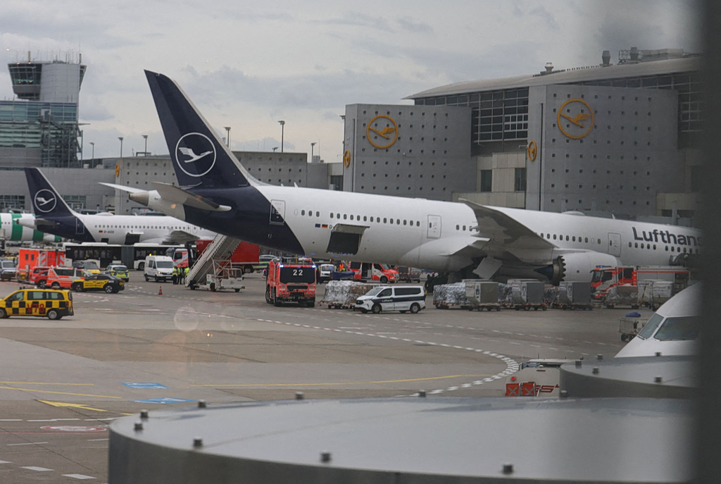 Boeing 787 της Lufthansa: Κατέρρευσε το εμπρόσθιο σύστημα προσγείωσης στο αεροδρόμιο της Φρανκφούρτης (video)