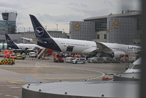 Boeing 787 της Lufthansa: Κατέρρευσε το εμπρόσθιο σύστημα προσγείωσης στο αεροδρόμιο της Φρανκφούρτης (video)