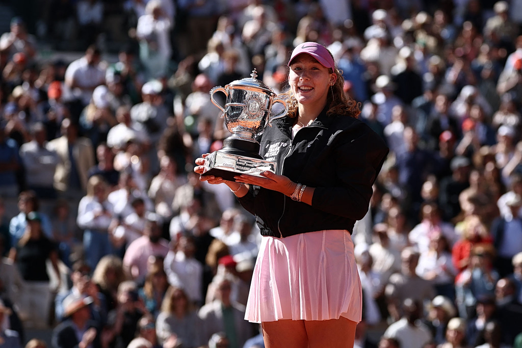 «Βασίλισσα» στο Roland Garros η Μίρα Αντρέεβα