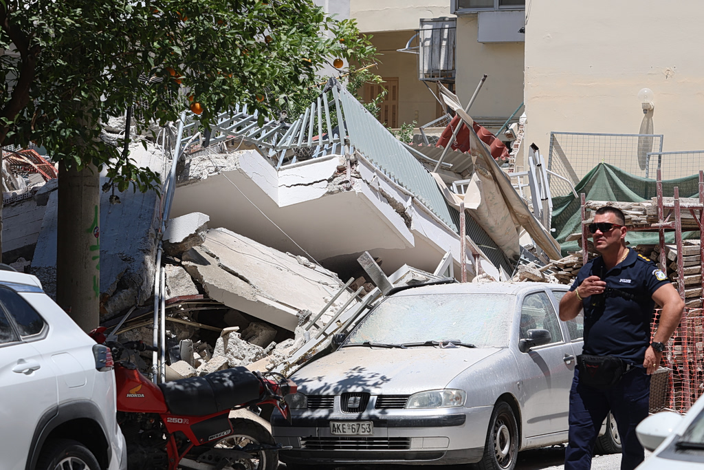Πετράλωνα: Συγκλονιστικές εικόνες από την κατάρρευση της πολυκατοκίας που έπεσε σαν χάρτινος πύργος