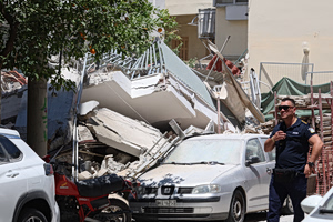 Πετράλωνα: Συγκλονιστικές εικόνες από την κατάρρευση της πολυκατοκίας που έπεσε σαν χάρτινος πύργος