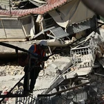 Πετράλωνα: Η άδεια κατεδάφισης και η οικοδομική άδεια για το διπλανό οικόπεδο της πολυκατοικίας που κατέρρευσε