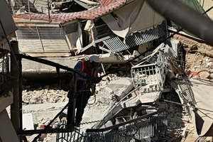 Πετράλωνα: Η άδεια κατεδάφισης και η οικοδομική άδεια για το διπλανό οικόπεδο της πολυκατοικίας που κατέρρευσε