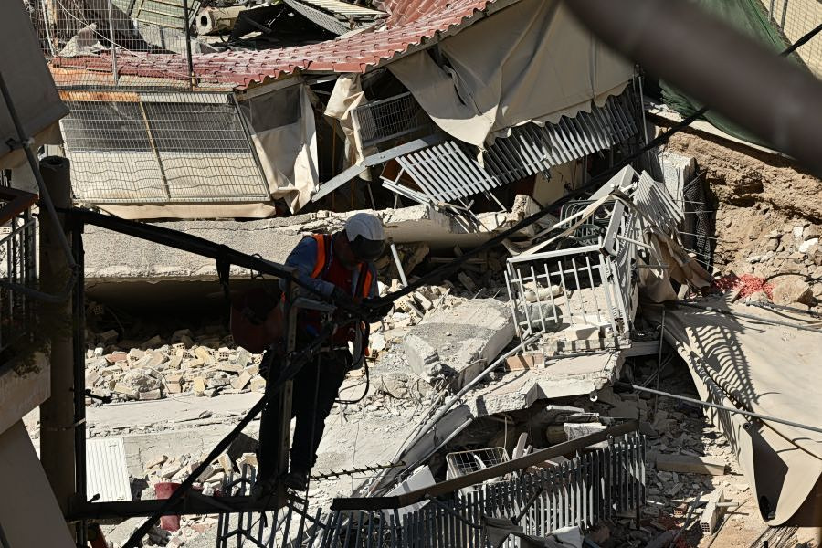Πετράλωνα: Η άδεια κατεδάφισης και η οικοδομική άδεια για το διπλανό οικόπεδο της πολυκατοικίας που κατέρρευσε