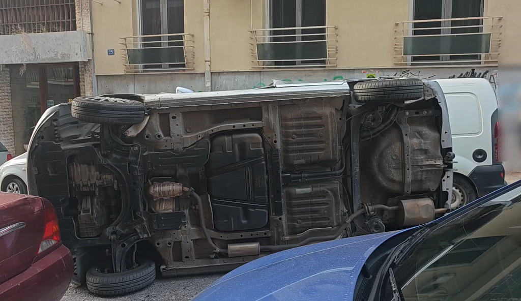 Τροχαίο με ανατροπή ΙΧ στην πλατεία Κολιάτσου – Απεγκλωβίστηκε ο οδηγός (video)