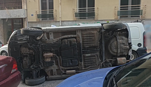Τροχαίο με ανατροπή ΙΧ στην πλατεία Κολιάτσου – Απεγκλωβίστηκε ο οδηγός (video)