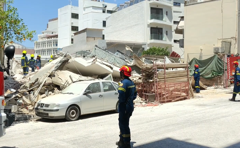 Κατάρρευση τετραώροφης πολυκατοικίας στα Πετράλωνα: Πληροφορίες για μια αγνοούμενη γυναίκα