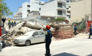 Κατάρρευση τετραώροφης πολυκατοικίας στα Πετράλωνα: Πληροφορίες για 4 εγκλωβισμένους (video)