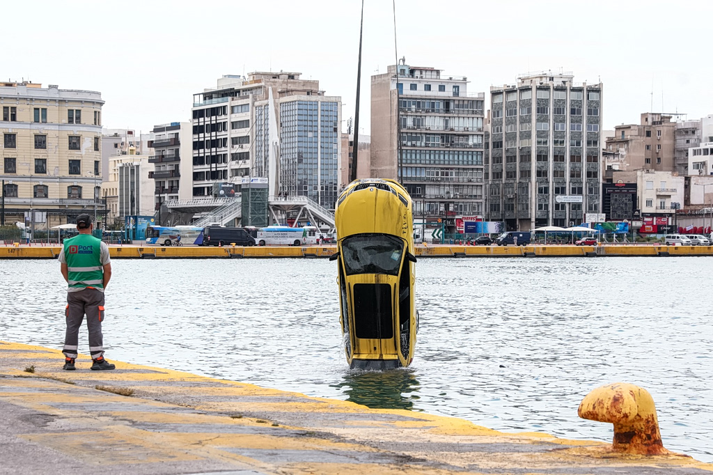 Τραγωδία στον Πειραιά: Νεκρός ο οδηγός ταξί που έπεσε στη θάλασσα – Τον απεγκλώβισαν δύτες