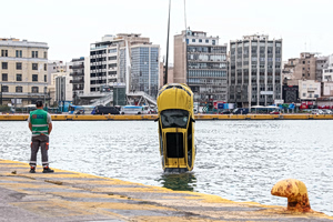 Τραγωδία στον Πειραιά: Νεκρός ο οδηγός ταξί που έπεσε στη θάλασσα – Δύτες τον απεγκλώβισαν