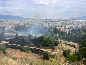 Φωτιά τώρα στη Φιλοθέη – Επιχειρούν 47 πυροσβέστες και δύο ελικόπτερα (video)