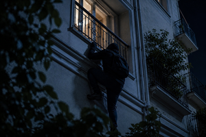 Θεσσαλονίκη: Αναρριχήθηκε στον 2ο όροφο πολυκατοικίας και έκλεψε 500 ευρώ από τη γιαγιά του