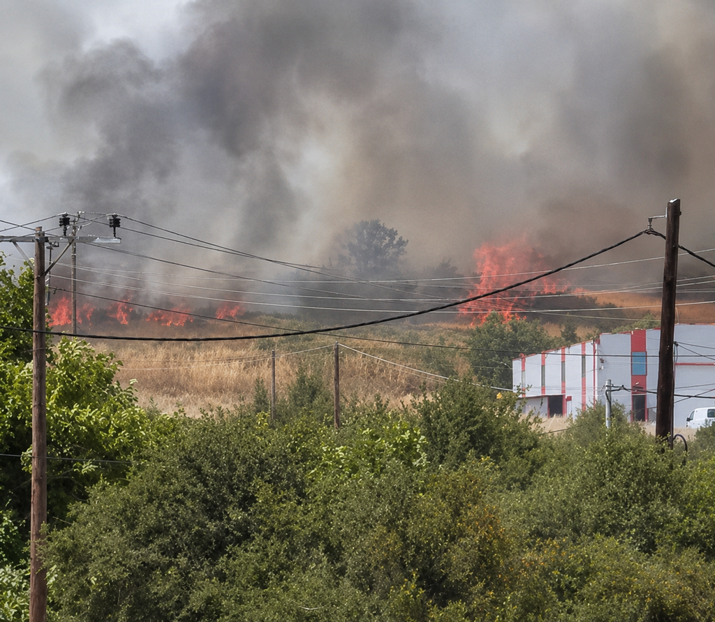 Φωτιά στο Δερβένι Ωραιοκάστρου: Νεκρός σε δασική έκταση – Αναφορές για αγνοούμενο, 112 για εκκένωση της Λητής