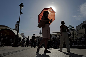 «Heat Dome» πάνω από την Ευρώπη: Η κόλαση του καύσωνα μετακινείται ανατολικά – Ιστορικά ρεκόρ ζέστης