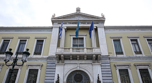 Διευρύνθηκε η διαφορά επιτοκίων καταθέσεων και δανείων τον Απρίλιο, λέει η Τράπεζα της Ελλάδος
