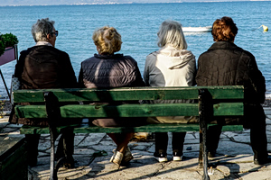 Καμένα Βούρλα: Βρήκαν άνδρα νεκρό σε παγκάκι – Κάθισε να ξαποστάσει και έπαθε ανακοπή