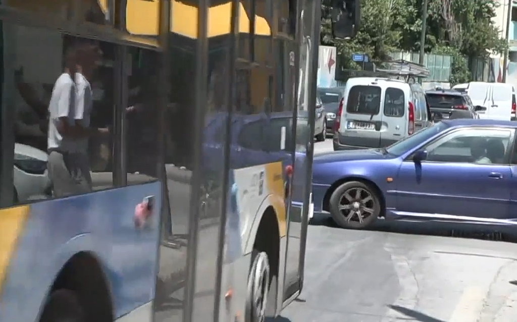 Σοκάρει βίντεο ντοκουμέντο άγριου ξυλοδαρμού οδηγού λεωφορείου από μοτοσικλετιστή στο Ίλιον