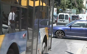 Σοκάρει βίντεο ντοκουμέντο άγριου ξυλοδαρμού οδηγού λεωφορείου από μοτοσικλετιστή στο Ίλιον