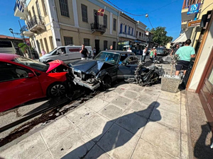 Ναύπακτος: Μητέρα σώζει με αυτοθυσία το μικρό παιδί της – Ηλικιωμένος οδηγός παραλίγο να τις θερίσει – Τρομακτικό βίντεο