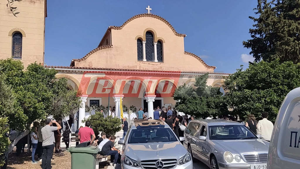 Βαρύ πένθος στην κηδεία πατέρα και γιου στην Πάτρα – «Ήταν αγκαλιασμένοι σε όλη τους τη ζωή και έφυγαν αγκαλιασμένοi»