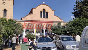 Βαρύ πένθος στην κηδεία πατέρα και γιου στην Πάτρα – «Ήταν αγκαλιασμένοι σε όλη τους τη ζωή και έφυγαν αγκαλιασμένοi»