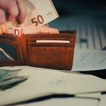 Ρύθμιση 72 δόσεων: Πότε ανοίγει η πλατφόρμα – Πώς μειώνεται η μηνιαία δόση στο μισό και τι ισχύει με τα νέα χρέη