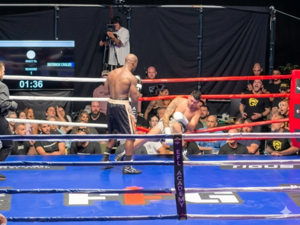 Fight for Glory 4: Άγριο νοκ-άουτ σε αγώνα πυγμαχίας στο Γαλάτσι – «Εκτοξεύτηκε» έξω από τα σχοινιά (vid)
