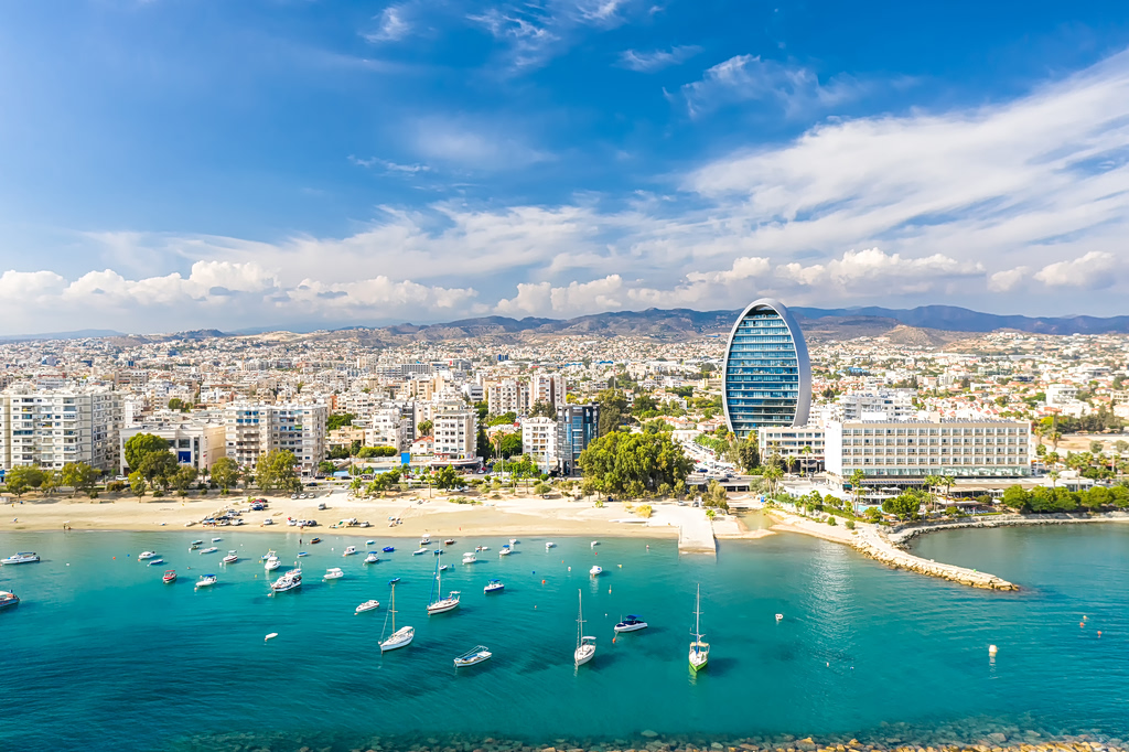 Η Βρετανία αναβαθμίζει την Κύπρο στις ταξιδιωτικές της οδηγίες, βελτιώνοντας την εικόνα της