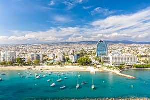 Η Βρετανία αναβαθμίζει την Κύπρο στις ταξιδιωτικές της οδηγίες, βελτιώνοντας την εικόνα της