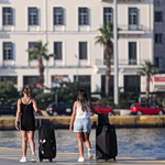 Δύσκολη εξίσωση οι διακοπές για εκατομμύρια Ελληνες