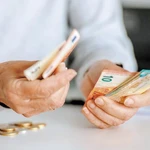«Ζεστό χρήμα» 2,5 δισ. ευρώ: Ποιοι και πότε πληρώνονται από e-ΕΦΚΑ και ΔΥΠΑ