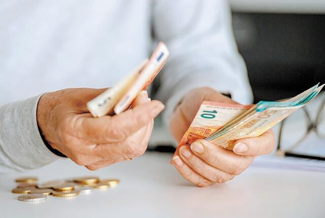 «Ζεστό χρήμα» 2,5 δισ. ευρώ: Ποιοι και πότε πληρώνονται από e-ΕΦΚΑ και ΔΥΠΑ | Επικαιρότητα στο PlusTV.gr