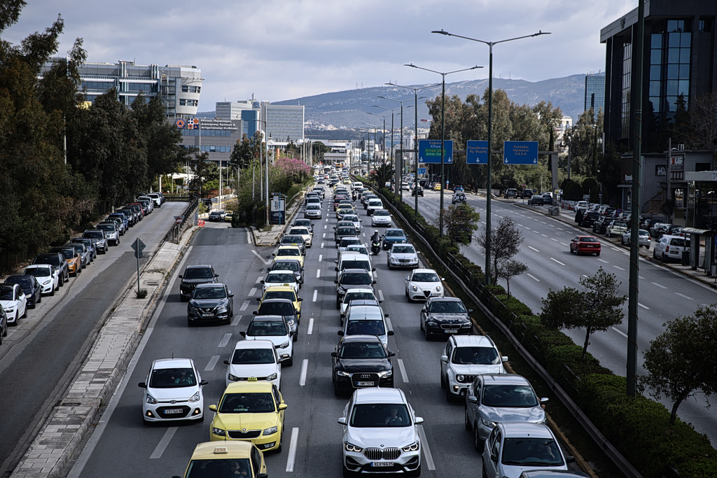 Αυξημένη κίνηση παρατηρείται στον Κηφισό και σε δρόμους της Αττικής