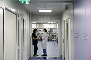 Άγρια επεισόδια στο Κέντρο Υγείας Σπάτων: Συνελήφθησαν τρεις Ρομά – Έσπασαν και τα κρατητήρια