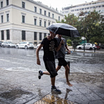 Καιρός: Καλοκαιρινή βροχή στην Αθήνα – Κυκλοφοριακό χάος στους δρόμους (video)