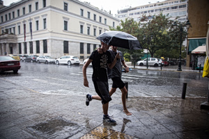 Καιρός: Καλοκαιρινή βροχή στην Αθήνα – Κυκλοφοριακό χάος στους δρόμους (video)