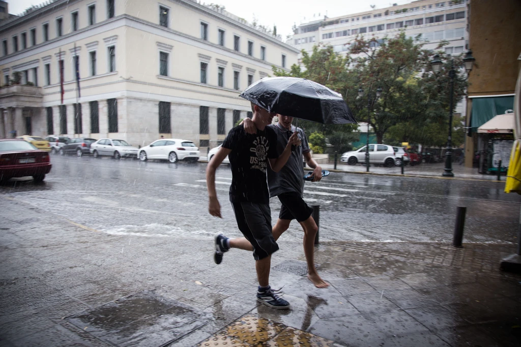 Καιρός – Ανατροπή από το Σάββατο: Πτώση της θερμοκρασίας και καταιγίδες σε πολλές περιοχές