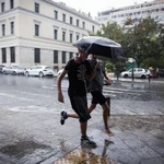 Καιρός: Έκτακτο δελτίο επιδείνωσης – Κόκκινη προειδοποίηση για καταιγίδες και ισχυρές βροχές