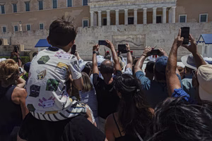 Υπερτουρισμός: Από τη Μαγιόρκα ως… το Άγιο Όρος – Στεγαστική κρίση, ακρίβεια και υποδομές που «λυγίζουν»