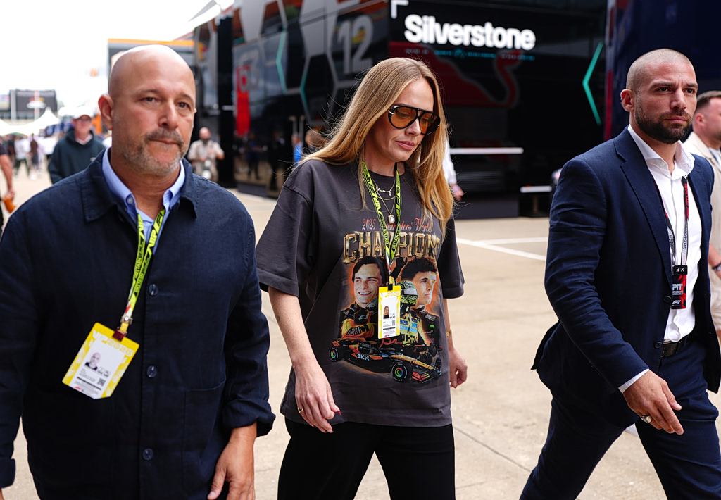 Αγνώριστη η Adele εμφανίστηκε στην πίστα της Formula 1 στο Σίλβερστόουν με τον 13χρονο γιο της