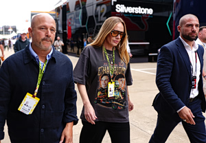 Αγνώριστη η Adele εμφανίστηκε στην πίστα της Formula 1 στο Σίλβερστόουν με τον 13χρονο γιο της