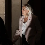 Ένοχη η Μαρίν Λεπέν: Ποινή φυλάκισης τριών ετών, το ένα με βραχιολάκι