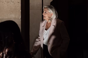 Ένοχη η Μαρίν Λεπέν: Ποινή φυλάκισης τριών ετών, το ένα με βραχιολάκι